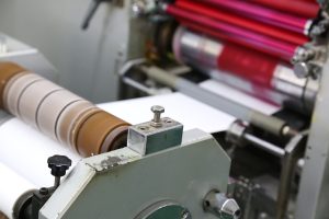 Imprimeur à Montpellier : pourquoi combiner print et digital booste votre visibilité locale
