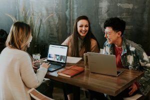 Formation LEA professionnalisante : pourquoi les stages font la différence ?
